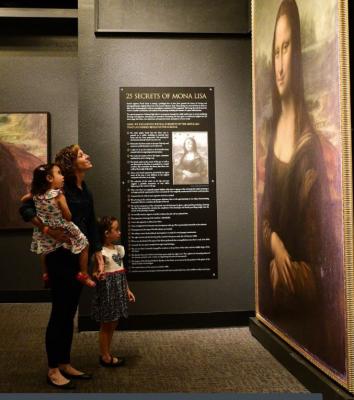 30-NMMNHS-Woman and daughter enjoy Secrets of the Mona Lisa at New Mexico Museum of Natural History & Science