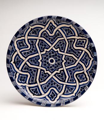 2-MOIFA_Espinar_32:  Plate (Morocco), 1980s, ceramic. Photo: Addison Doty